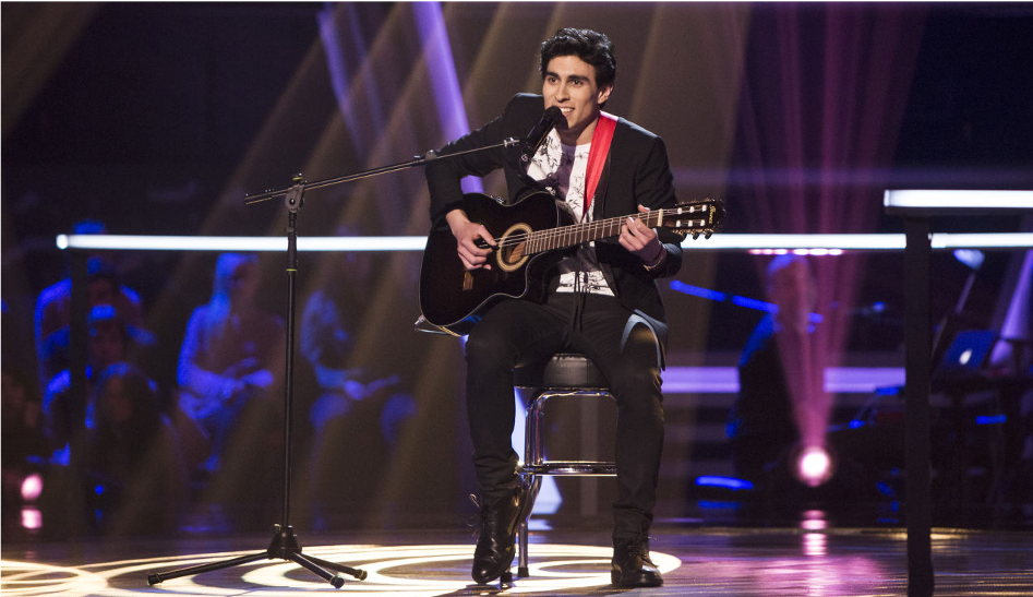 Andrés Iwasaki cantando en el programa musical La Voz