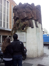 Monumento El Abrazo (Madrid)    Fuente- Wikimedia (Common Rights)