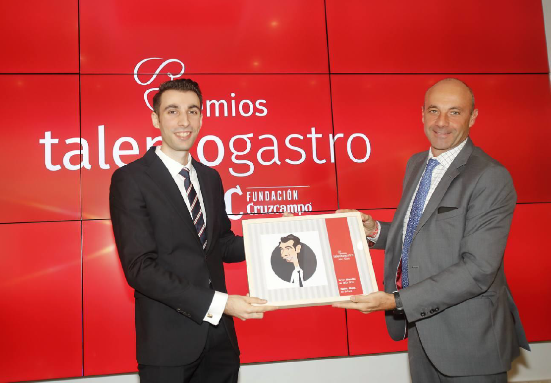 Miguel Úbeda recibe el premio <<Talento Gastro>> de parte de Ignacio Cunillé - R. DOBLADO / V. GÓMEZ, ABC Sevilla 2018