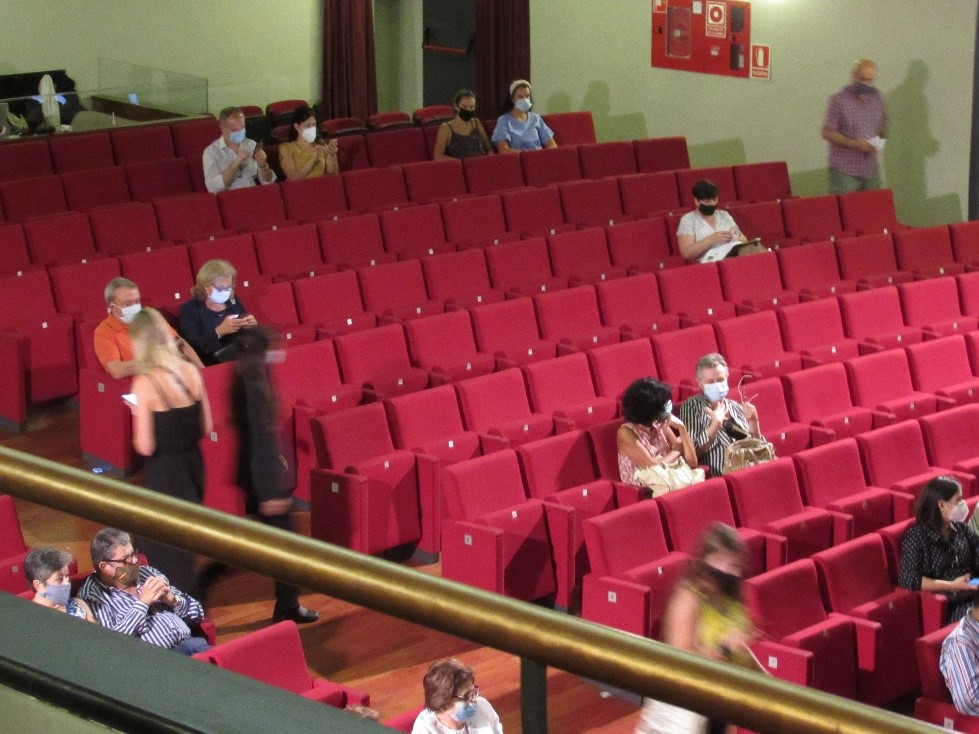 Espectadores en el Teatro Góngora esperando el comienzo de la función. Fotografía: Natalia Gaviño