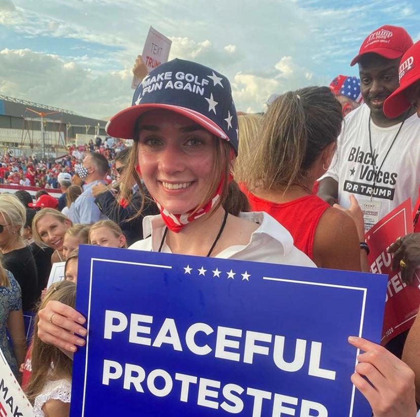 Andrea Romero en el rally a favor de Trump