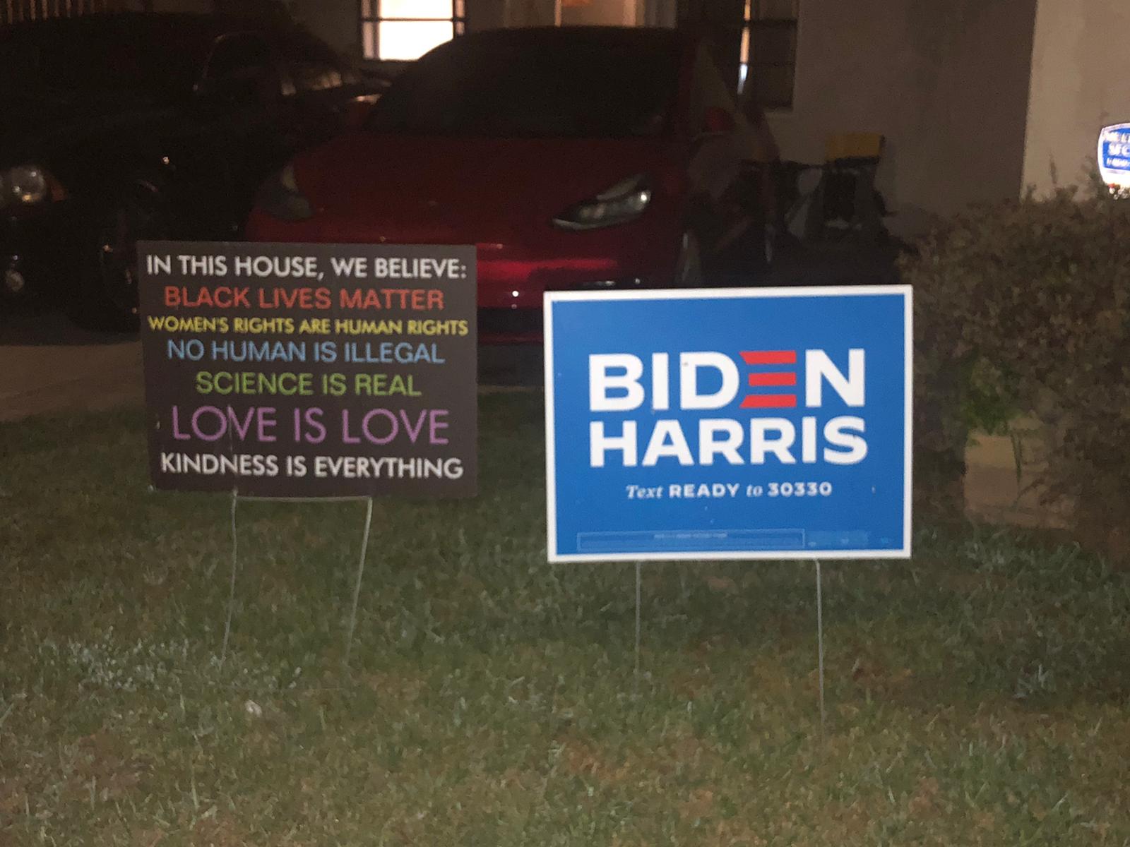 Bandera de apoyo a Biden en Riverside (California)