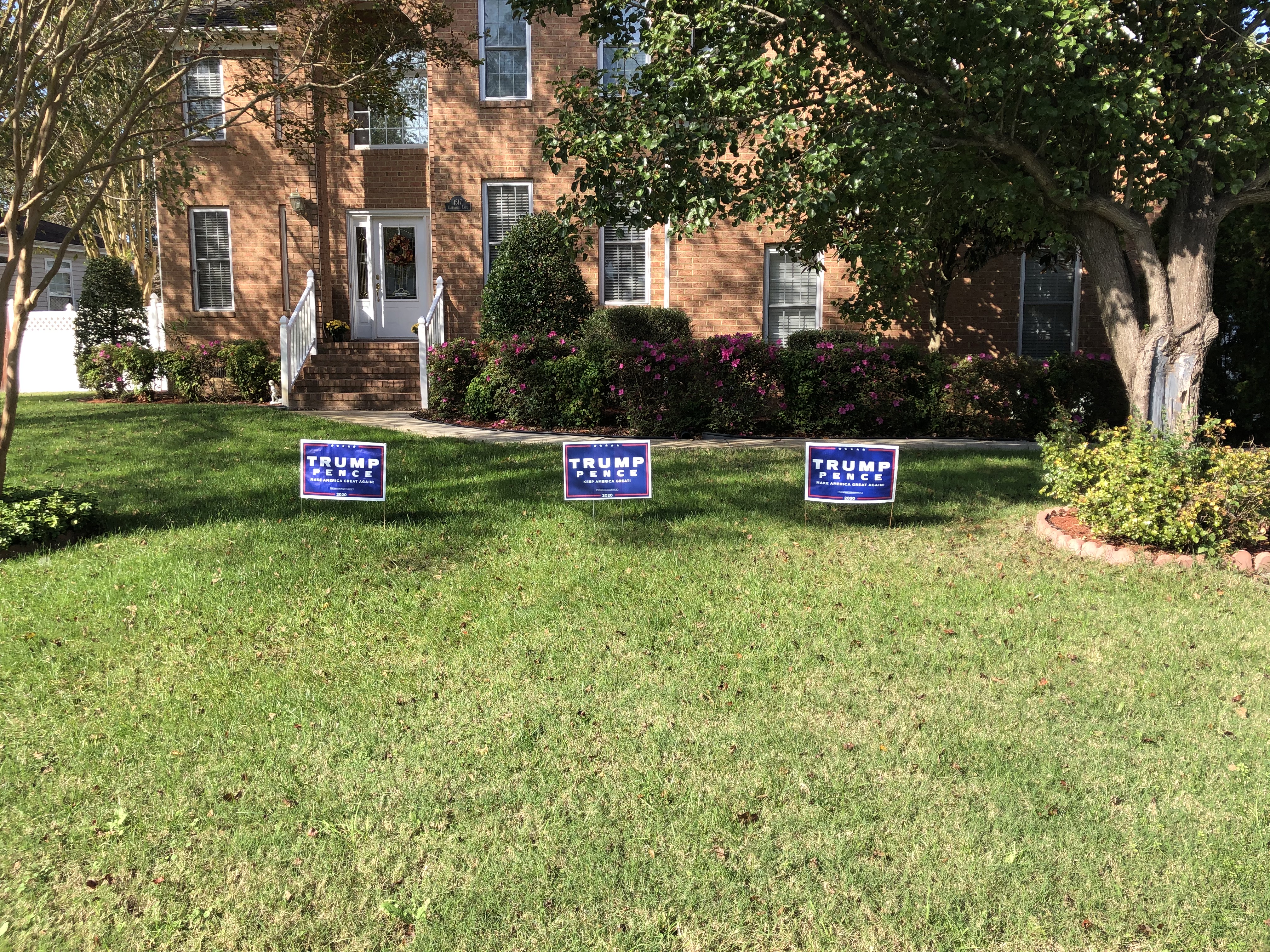 carteles en apoyo a Trump en Chesapeake (Virginia)