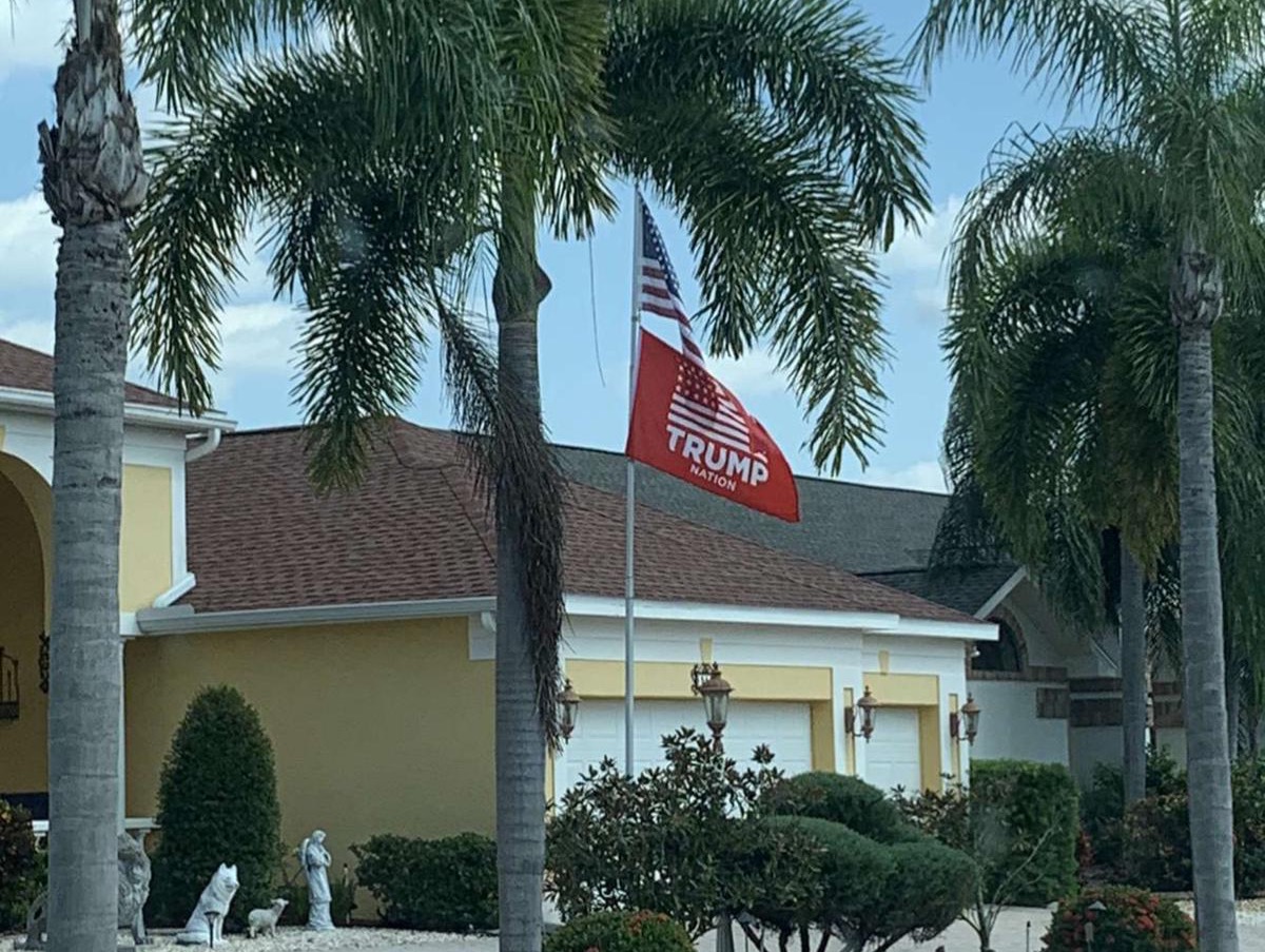 Bandera de apoyo a Trump en Jacksonville (Florida)