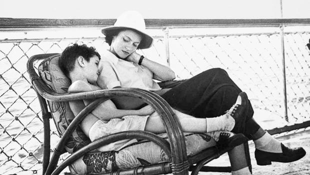 Elena Lizárraga, una de las supervivientes, posa junto a su hijo en 1951