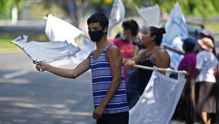 Salvadoreños celebran el final del confinamiento