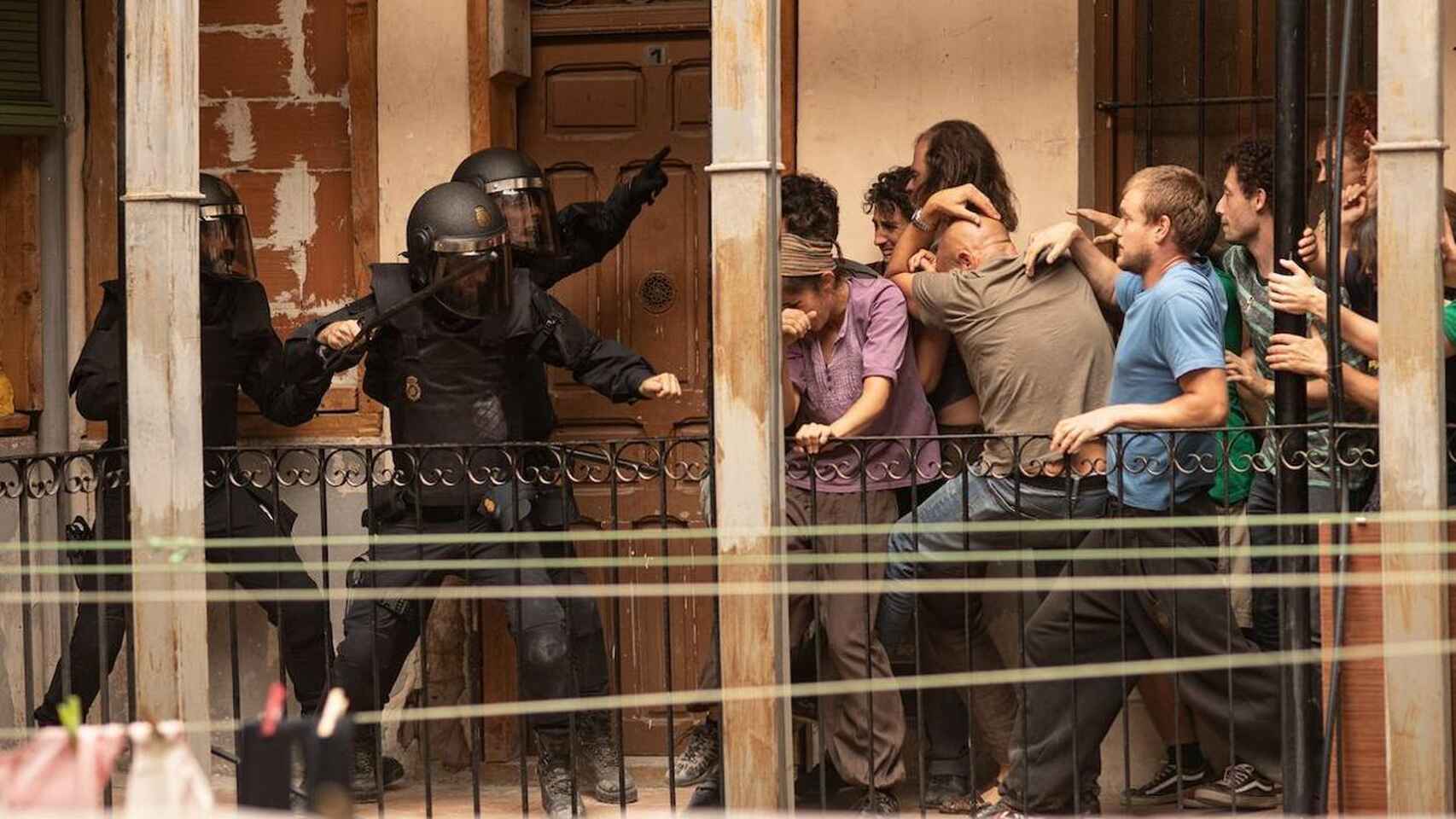 Antidistrubios (Movistar+): antidisturbios interviniendo en desahucio