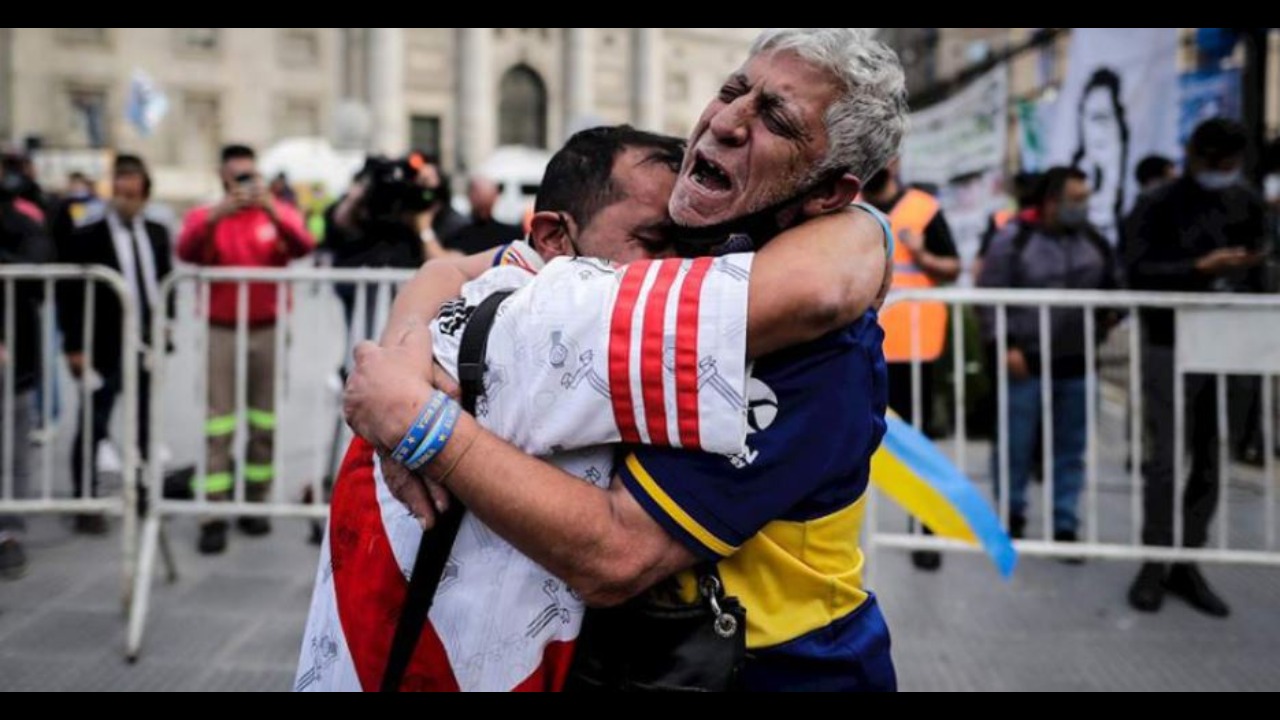 Abrazados-Hinchas-de-River-y-Boca