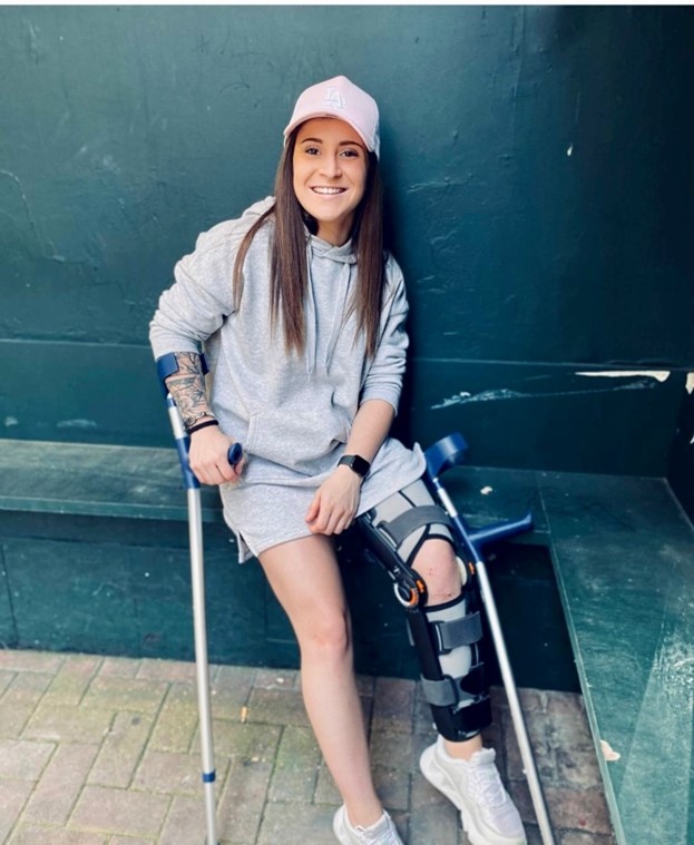 Nadia Gómez con una férula en su pierna unas semanas después de su operación