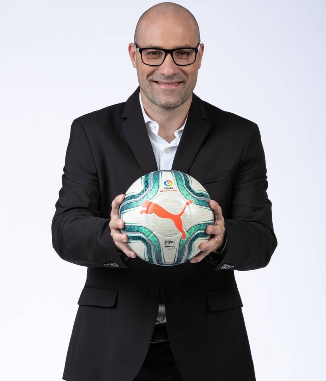 Miguel A. Román posa con un balón de LaLiga