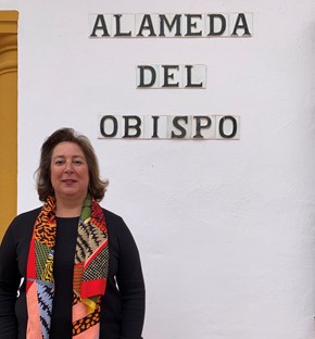 La investigadora en su centro de investigación del IFAPA