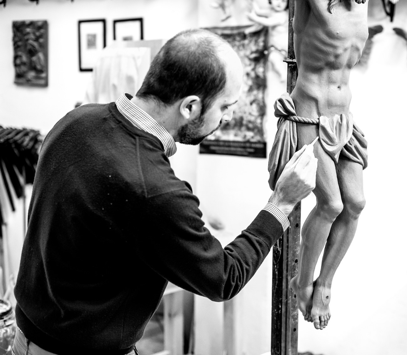 El escultor Pérez Rojas mModelando el Cristo de la Divina Misericordia. Primer crucificado del escultor. Daniel Salvador.