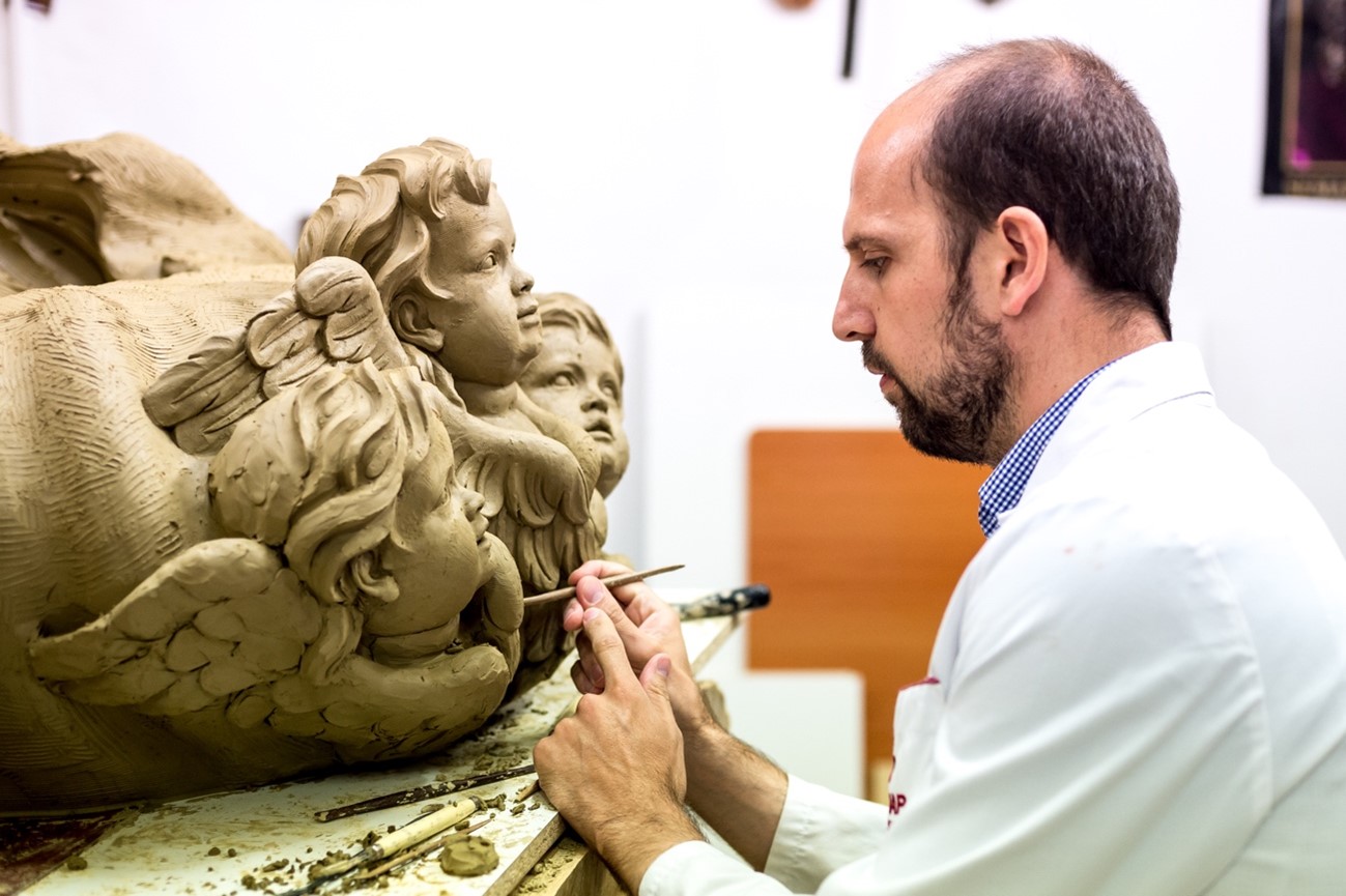 El escultor Pérez Rojas trabajando en su taller sevillano. Daniel Salvador.