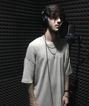 El rapero Kroster grabando en Evilsound
