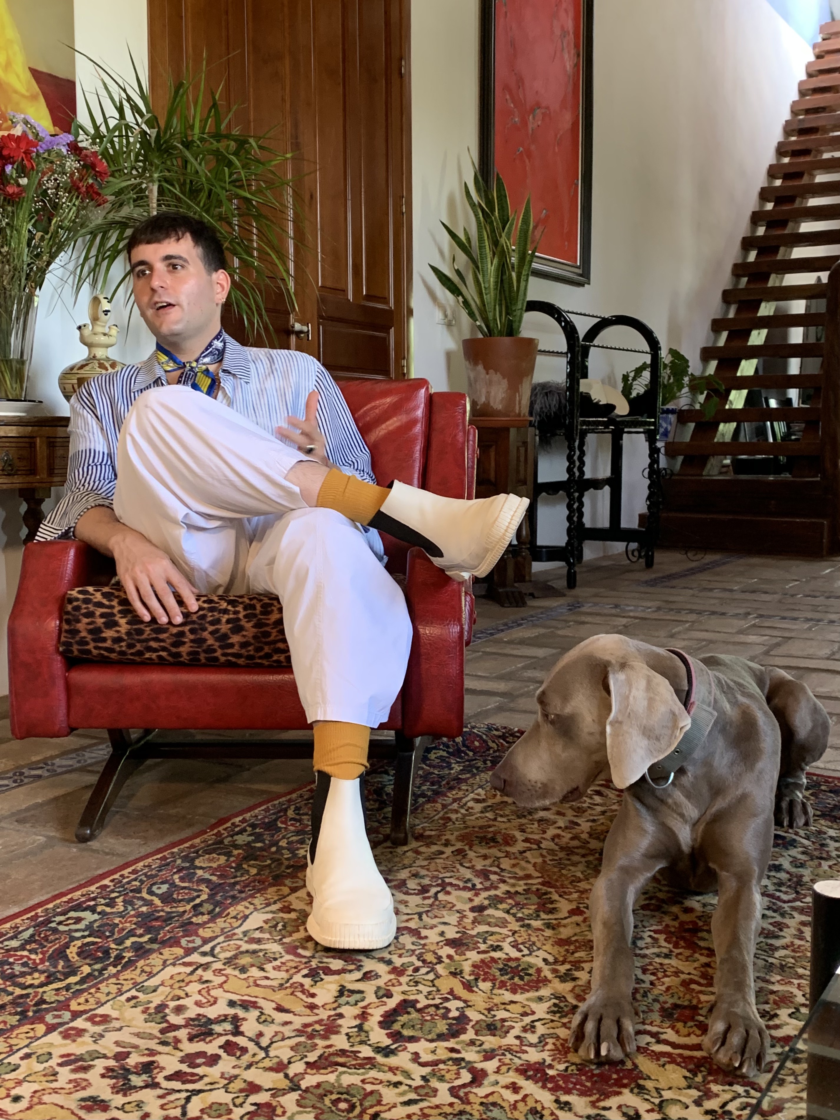 Palomo Spain en su taller con su perro Lucio