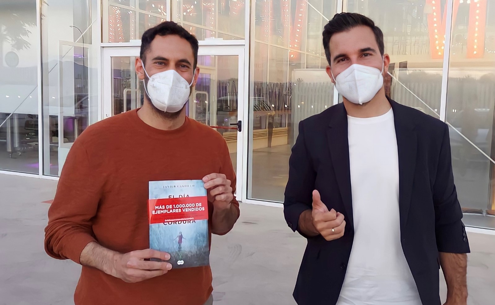 Javier Garijo del Pino, con uno de los ejemplares del autor firmado, junto a Javier Castillo a la salida del evento