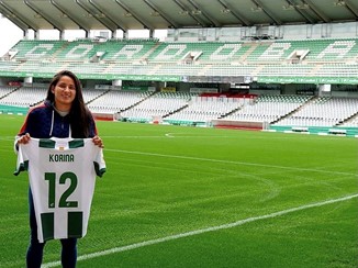 Korina en el estadio del Córdoba CF con su nueva camiseta.   Foto_Korina Clavijo