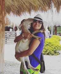 Korina junto a una oveja.   Foto_Corina Clavijo.