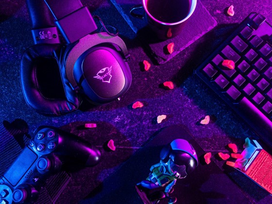 Teclado, cascos y mando de videojuegos. Lucie Liz. Vía Pexels.