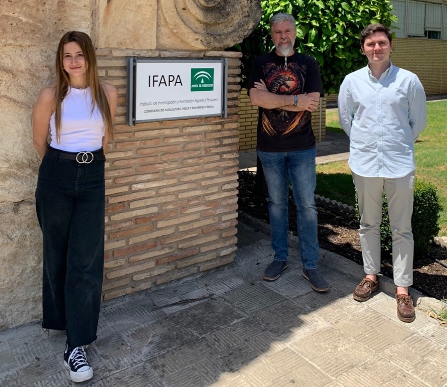 El Ingeniero agrónomo Alejandro Pérez de Luque en el IFAPA, en el centro de Alameda del Obispo, Córdoba, junto a los redactores Josefina Sillero y Antonio Giménez_Josefina Sillero