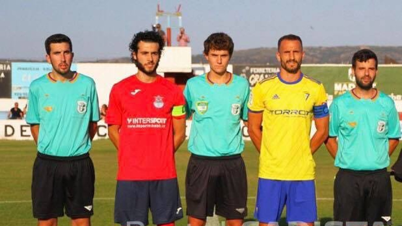 Primer partido de Pedro López Salinas de adultos como árbitro principal, Barbate-Cádiz (2018). Portal Cadista