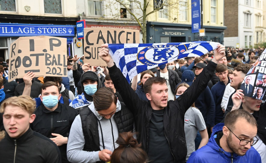 Aficionados del Chelsea en protesta contra la Superliga (Foto: Agencia EFE)