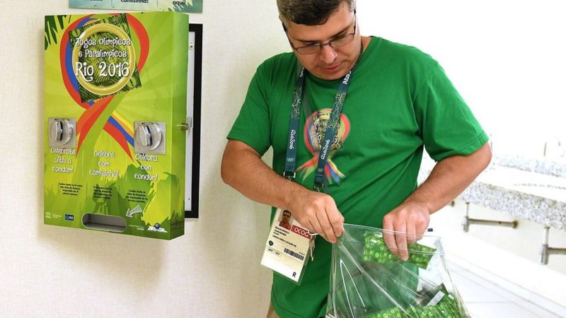 Dispensadores de condones en Río 2016. Foto: EPA