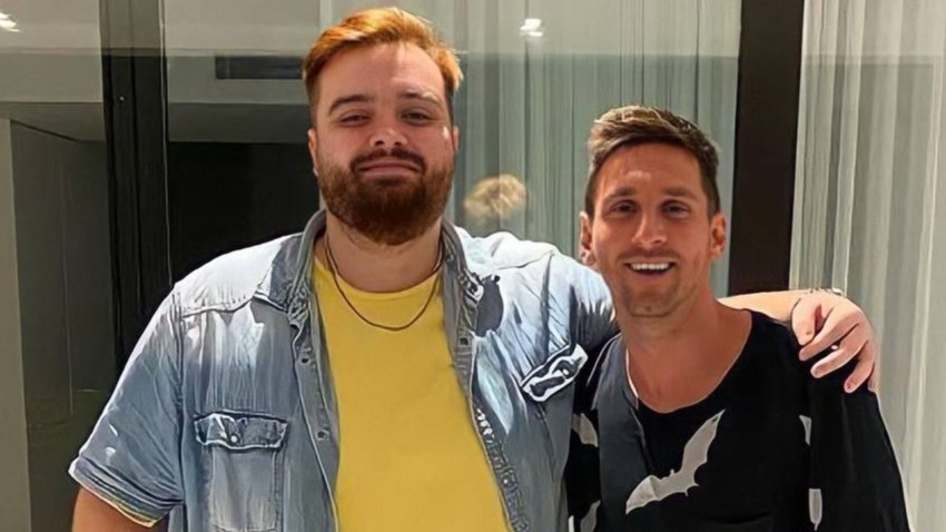 Ibai Llanos es invitado por Lionel Messi a su casa tras su despedida del FC Barcelona.