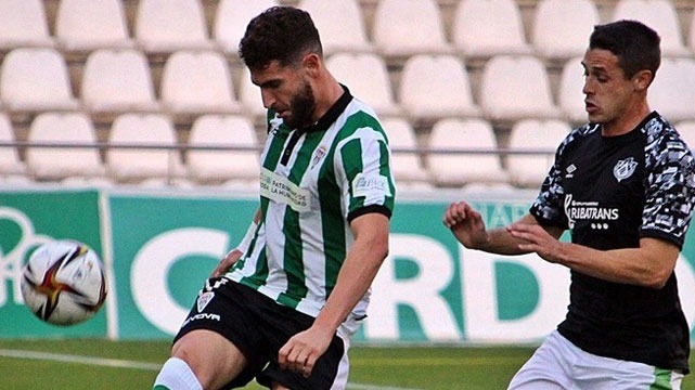 El joven defensa central despejando un balón en su ultimo partido. 