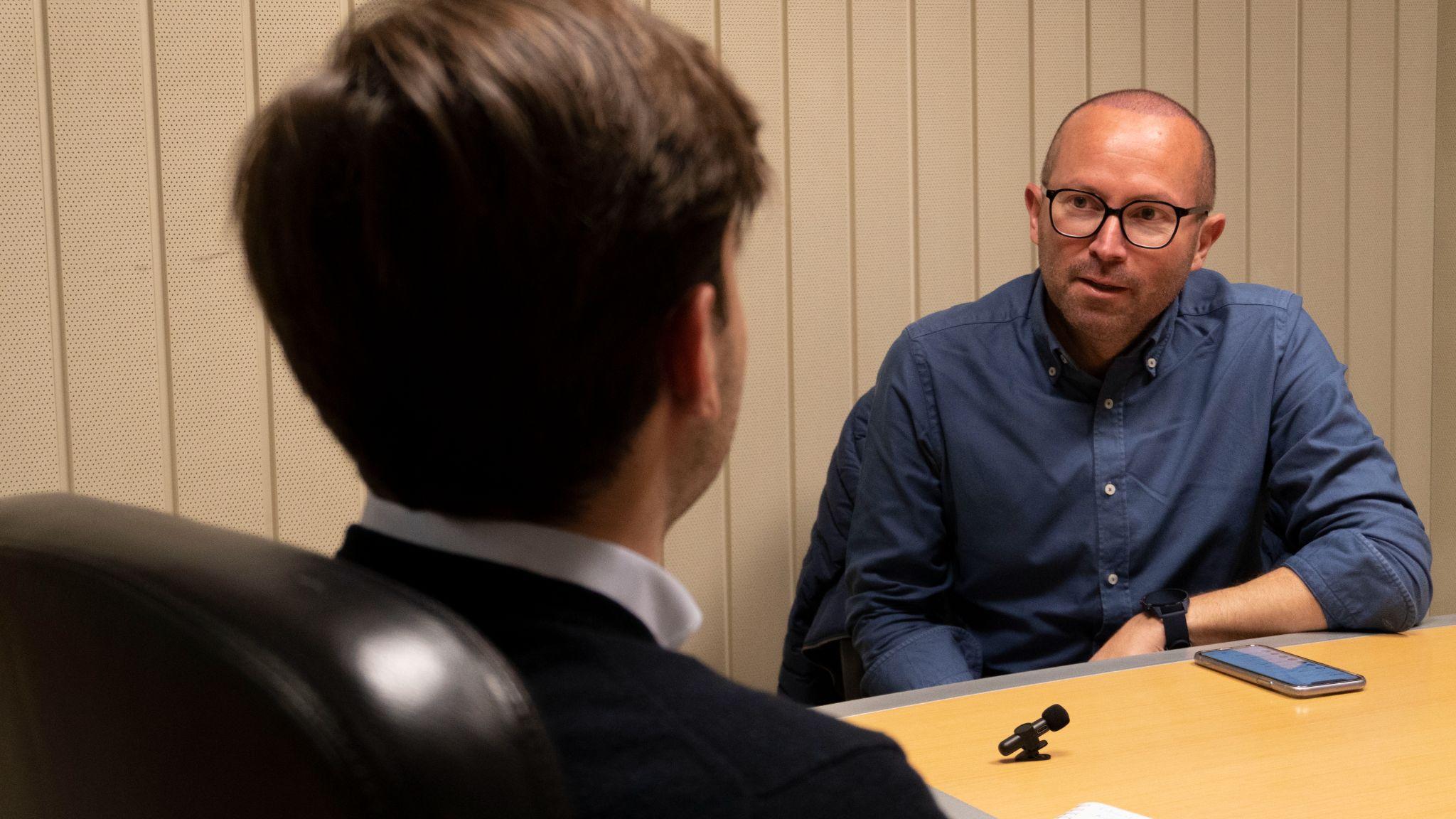 José Manuel Oliva en los primeros compases de la entrevista. Fotografía de Ángel Galdón.