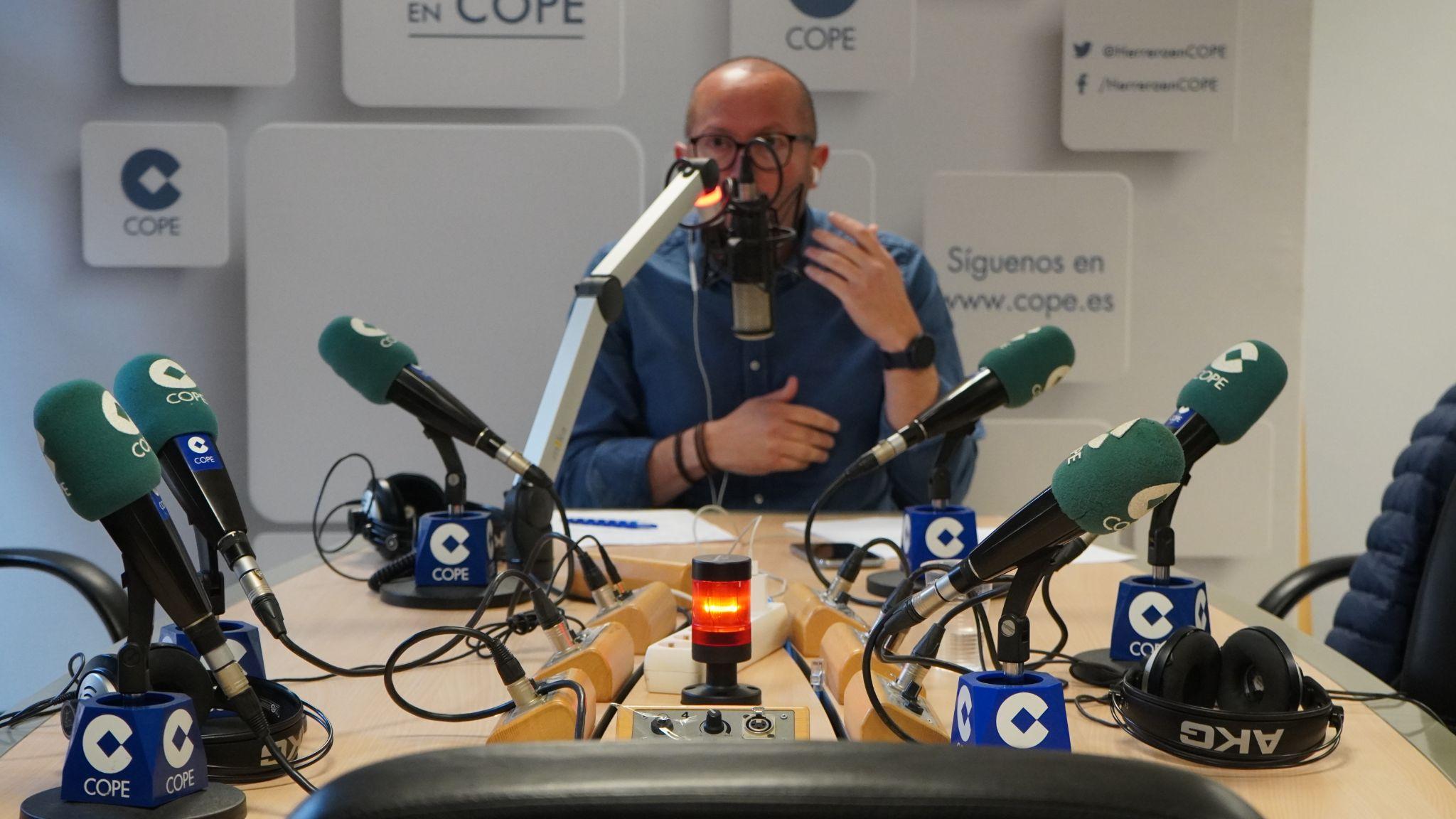 Oliva retransmitiendo en directo. Fotografía de Ángel Galdón.