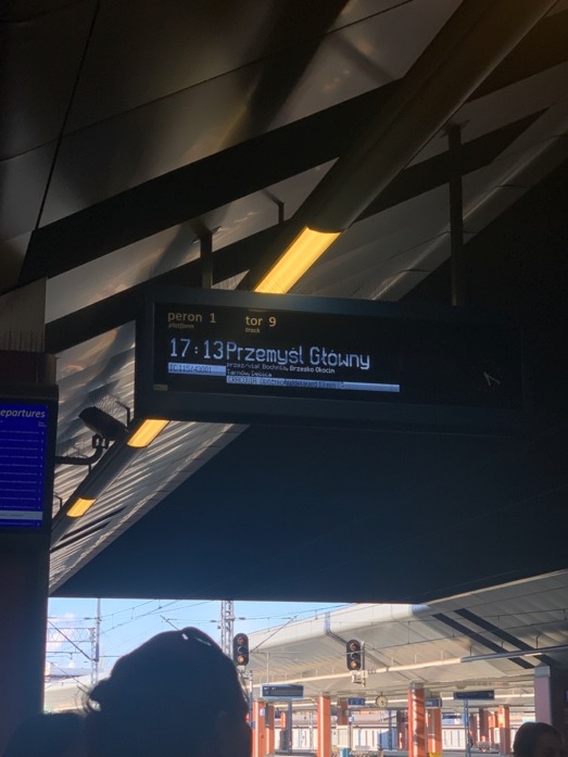 Panel en la estación de trenes de Cracovia. Foto_Javier Pérez Mota