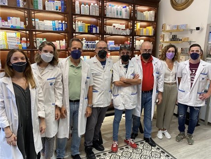 Empleados Farmacia El Globo, Córdoba. Imagen facilitada por Clara Fernández.