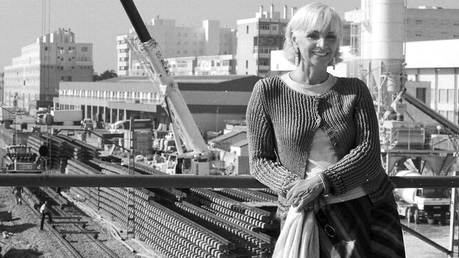 Teófila Martínez durante las obras del soterramiento del tren (años 90). Autor: Joaquín Hernández "Kiki"