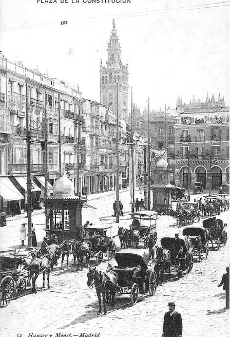 Coches de caballos en la Plaza de San Francisco en 1905. Fuente: @SevillaInsolita (Twitter)