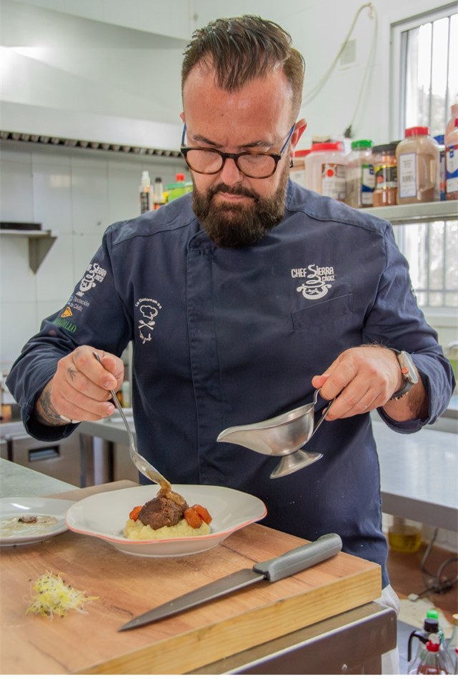 El cocinero José Antonio Morales preparando una carrillera Puck Clara Johanna Zents