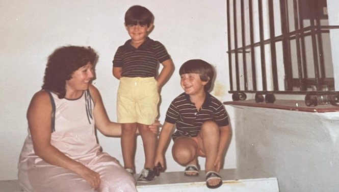 José Antonio Morales junto con su madre y hermano pequeño Imagen cedida por el cocinero