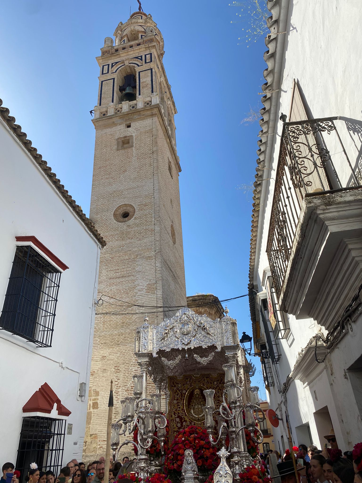 Carreta de la Hermandad de Écija por las calles de la ciudad