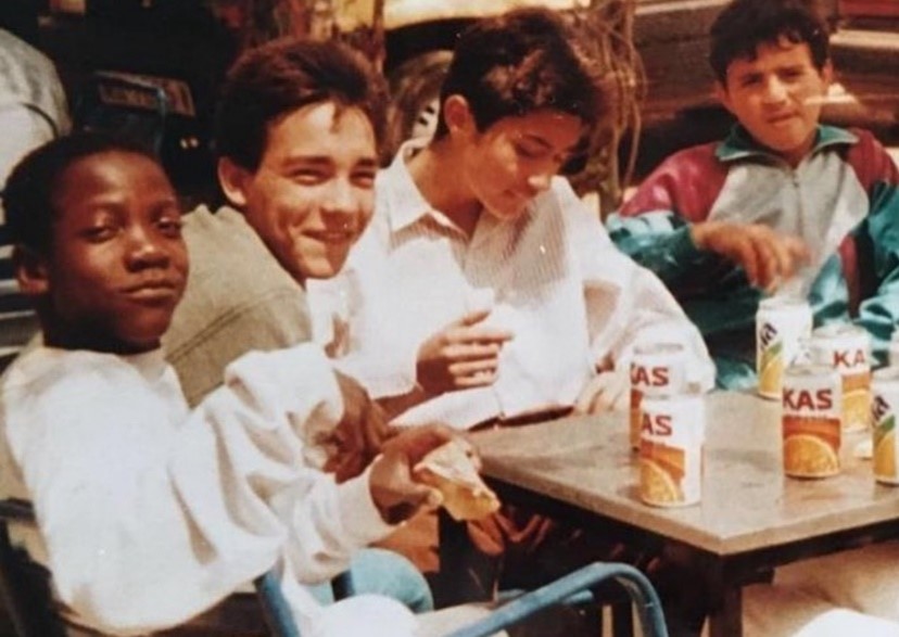 El exjugador con sus amigos de la infancia. Foto cedida por el entrevistado