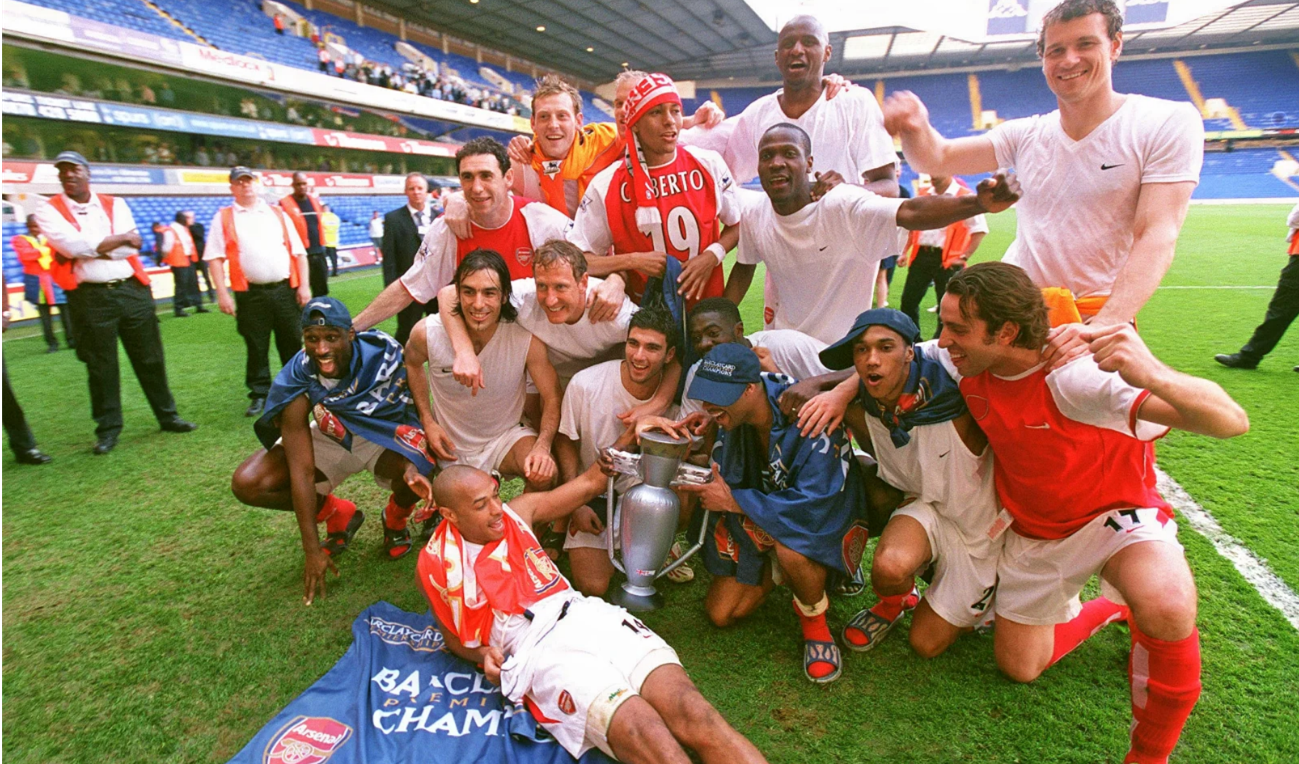 “Los Invencibles” celebrando su victoria en la Premier League