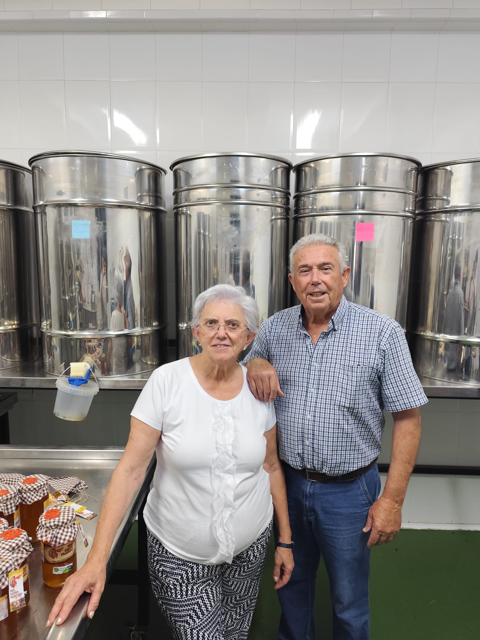 Los apicultores Lorenzo Ruiz y Josefa Madueño