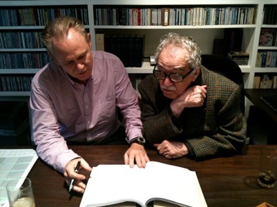 Cristóbal Pera junto a Gabriel García Márquez,trabajando en un manuscrito. (domicilio del escritor) Foto cedida por el autor.