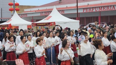 Mujeres chinas ataviadas para la celebración del Año Nuevo chino en Sevilla. Imagen_Inés Rincón