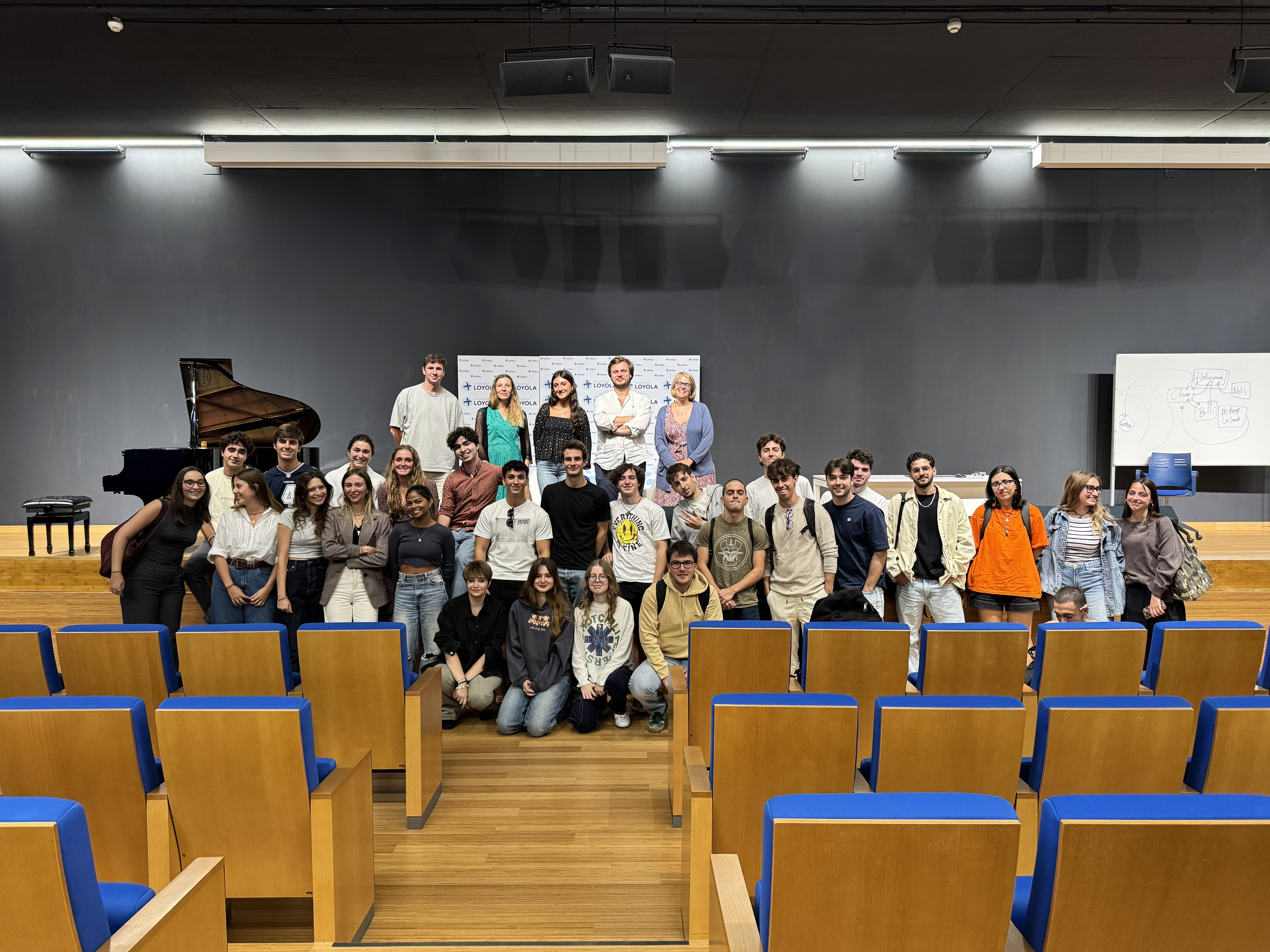 Eugenio Maria Degiacomi, bajo barítono, con los estudiantes de la Universidad Loyola