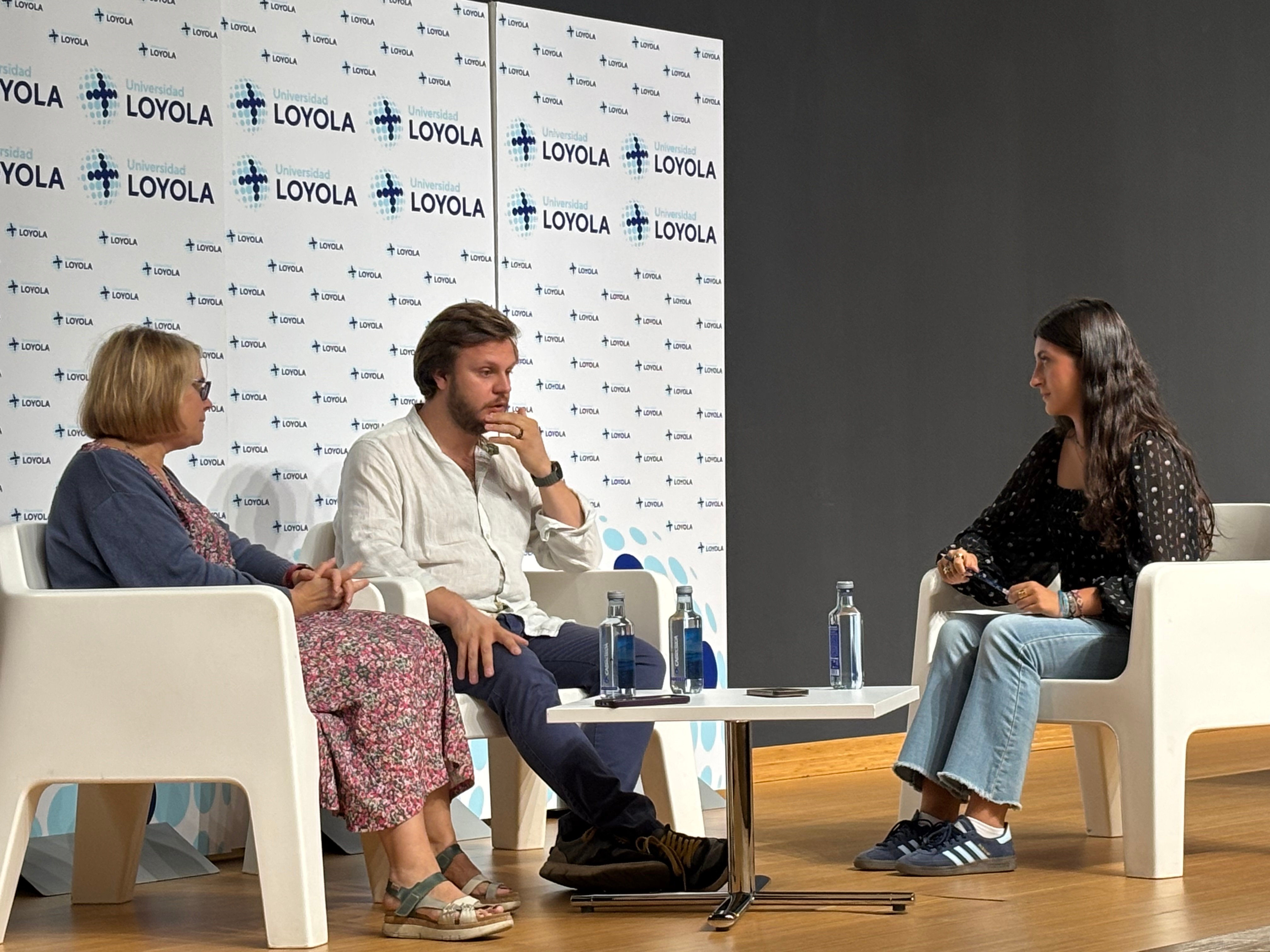 Entrevista a Eugenio Maria Degiacomi, bajo barítono, en la Universidad Loyola. En la imagen, Adriana García Lupato (como intérprete), el bajo barítono Eugenio Maria Degiacomi y la estudiante Reyes Nogales.