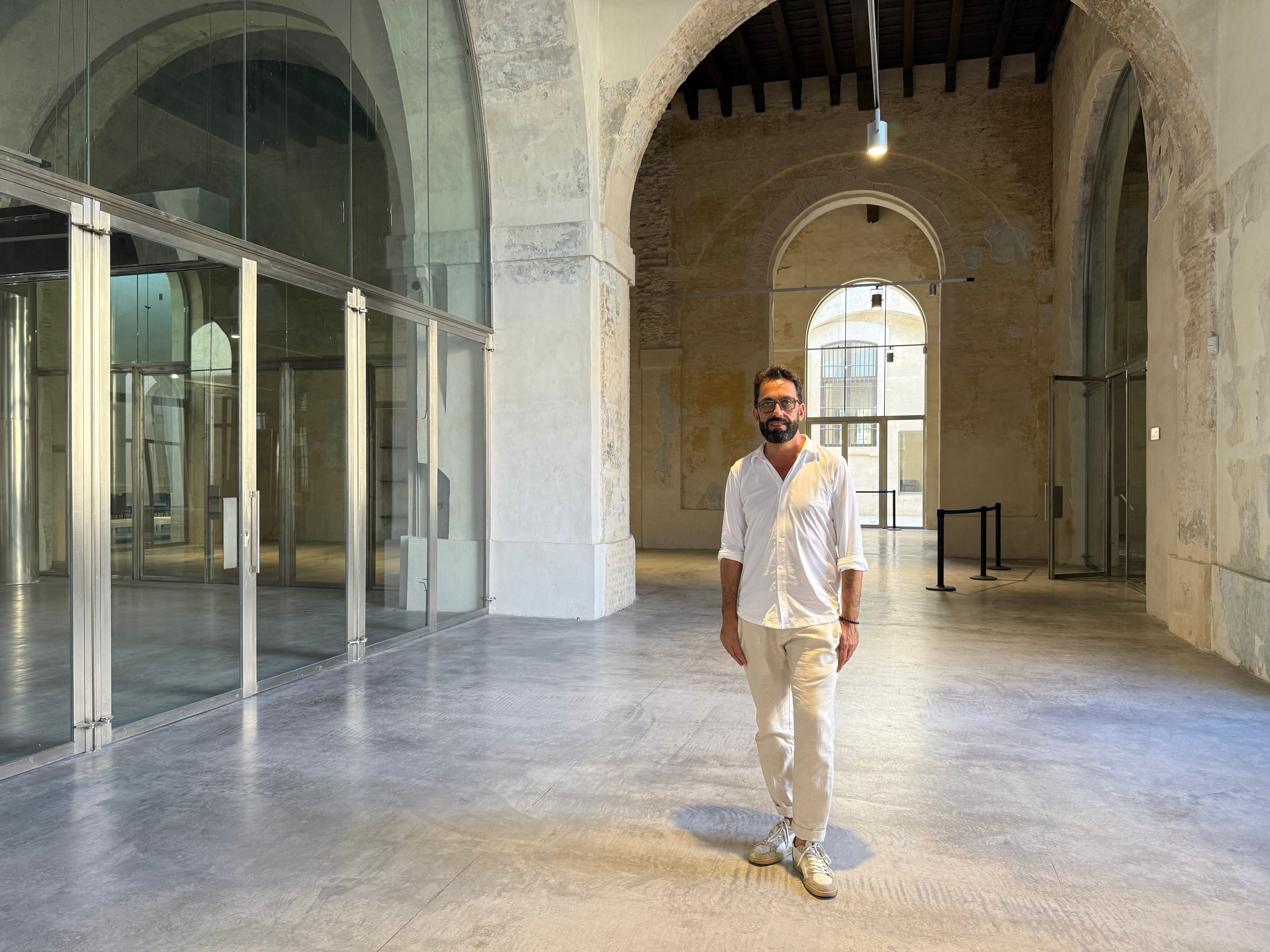 El director del Festival de Ópera de Sevilla, Curro Soriano, en el Centro Cultural Artillería. Foto: Lucía Cejudo