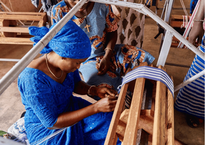 Mujer en un taller de Burkina Faso de un mercado local tejiendo
