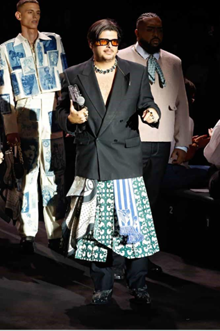 El diseñador malagueño, Álvaro Calafat, saliendo a saludar a su público tras la presentación de su última colección Oddities Odyssey en la pasada Mercedes-Benz Fashion Week de Madrid.FOTÓGRAFO OFICIAL DE ÁLVARO CALAFAT