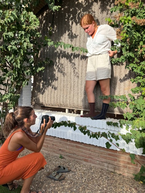 Modelos usando calcetines de Calzharos y fundadora fotografiando. Imagen propia