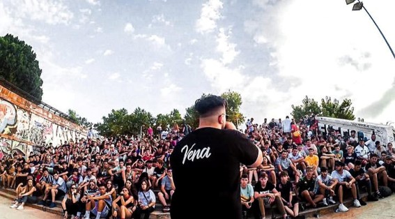 Javi Vena, presentando un evento de batallas, en las escaleras de río, en junio de 2019.